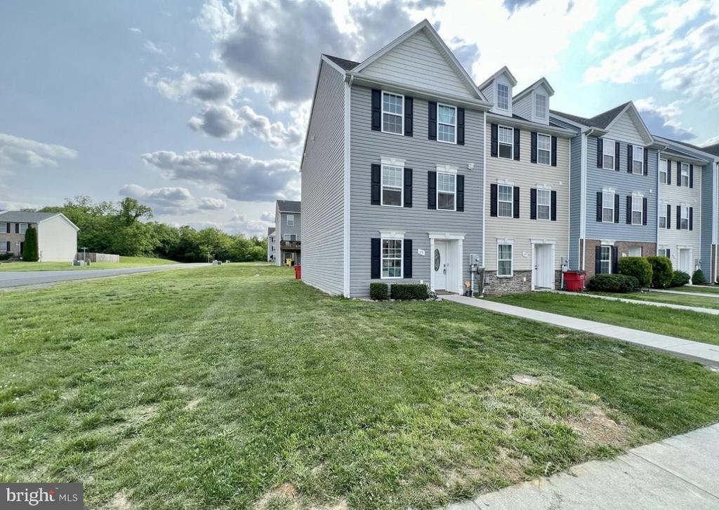 15 Hanger Ct, INWOOD