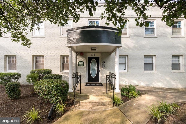 916 Barnaby St Se #201, Washington