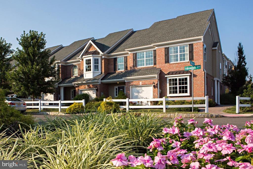 33 Tacoma Ln, HAMILTON