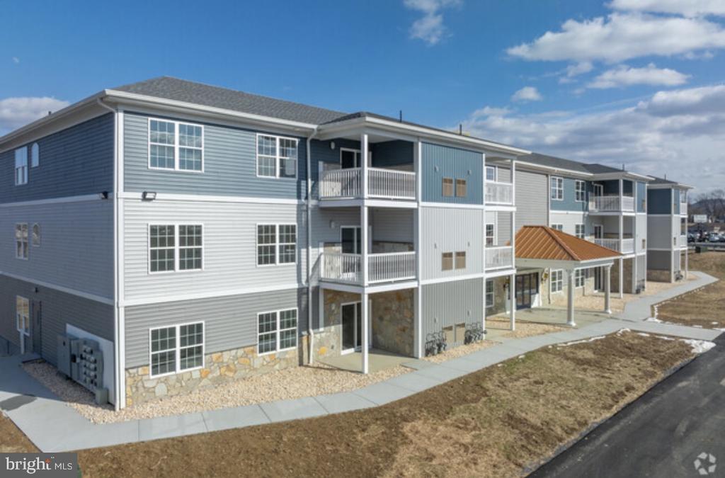 100 Lucky Way, READING