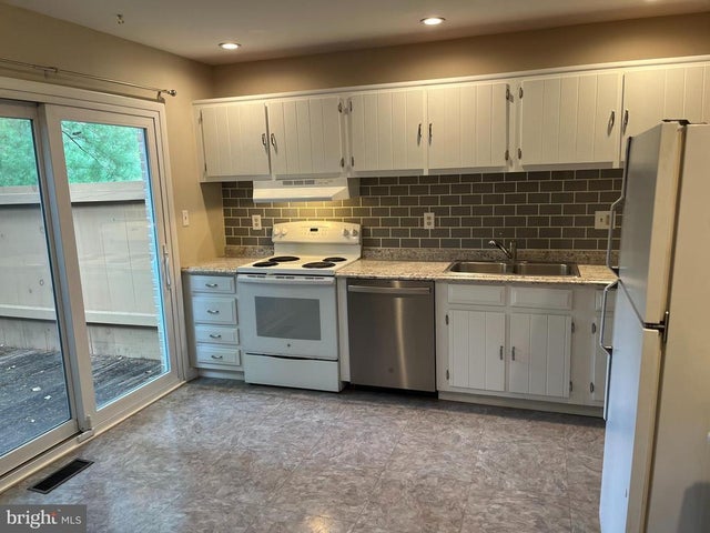 168 Oakmont Ct, Reading