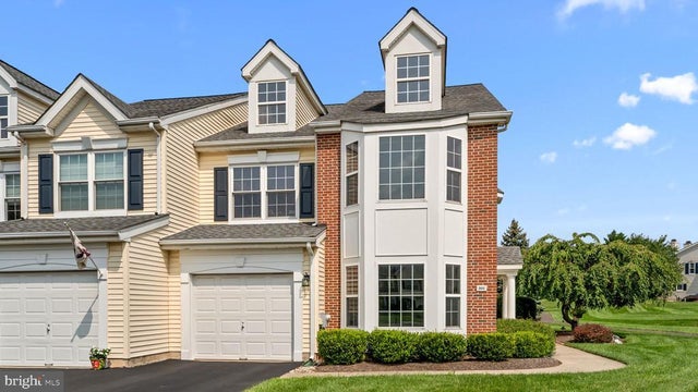 301 Holly Hill Ct, Warwick