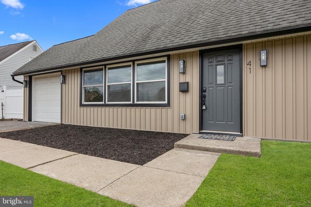 41 Jewel Ln, Levittown