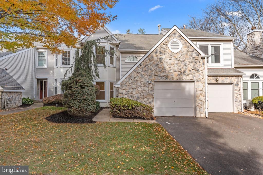 4 Randolph Ct, NEWTOWN