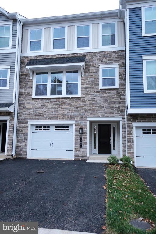 402 Sydney Ln, Lansdale