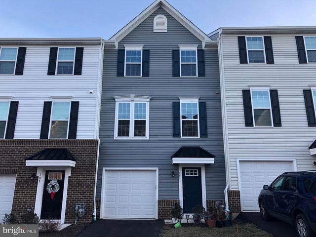 111 Almond Dr, Lansdale