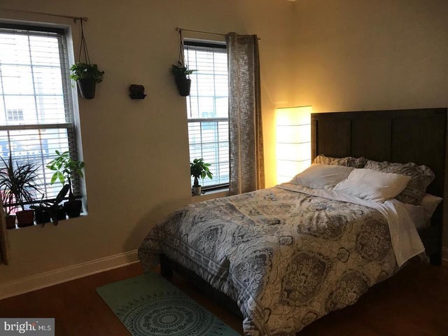 906 Arch St #thir Floor, Philadelphia