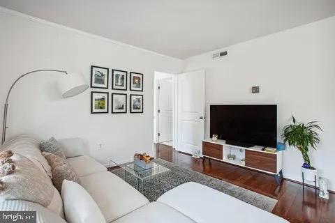 1300 Army Navy Dr #321, Arlington