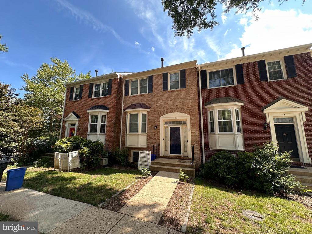 13 Carriage House Cir, ALEXANDRIA
