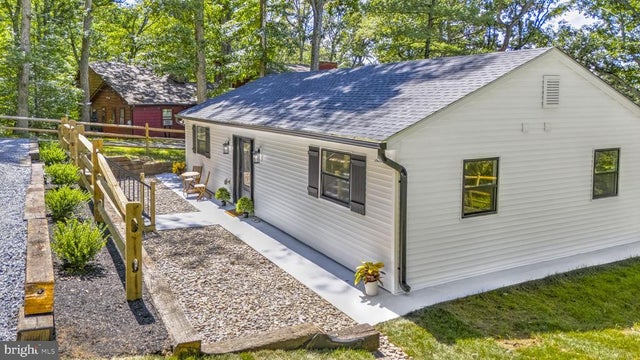 440 Redbud Ln, Bluemont