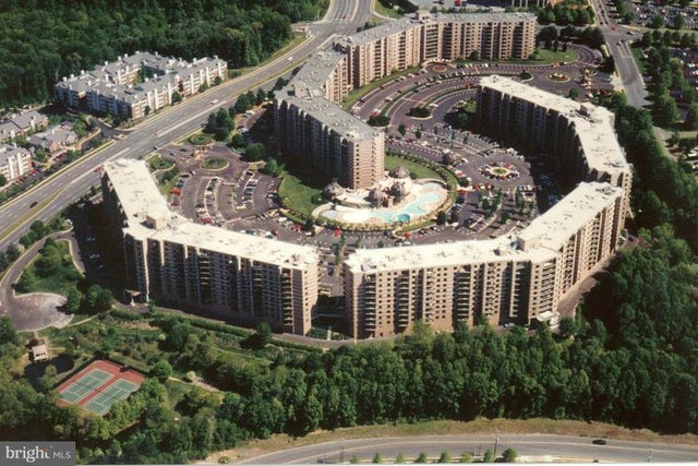 8360 Greensboro Dr #208, Mclean