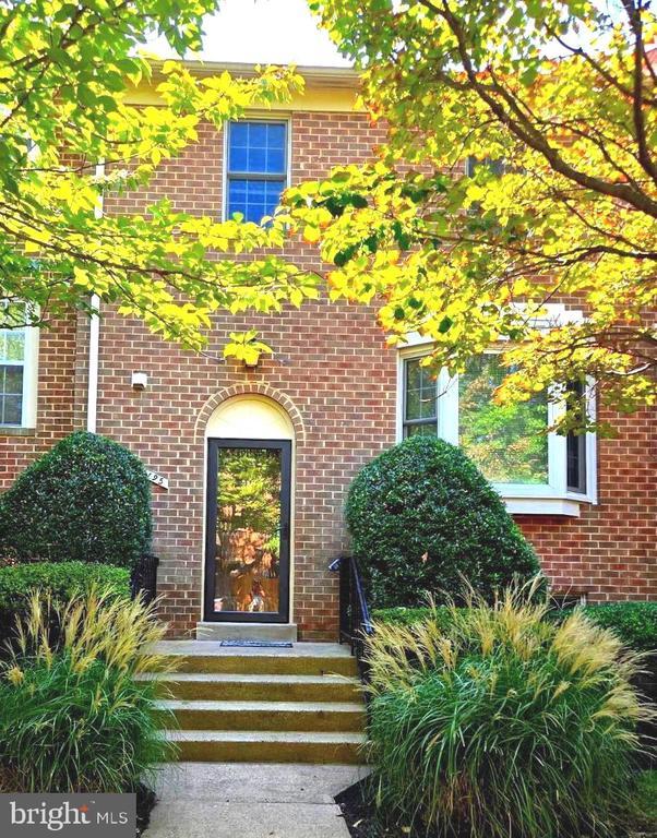 10195 Valentino Dr, OAKTON