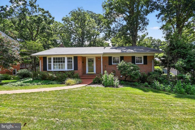 8233 Stonewall Dr, Vienna