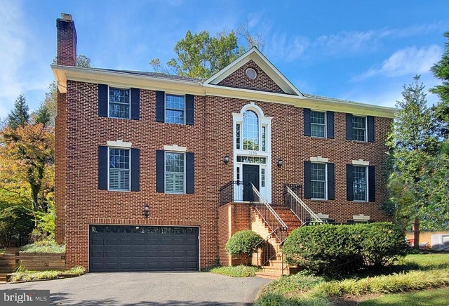 1854 Valleywood Rd, Mclean