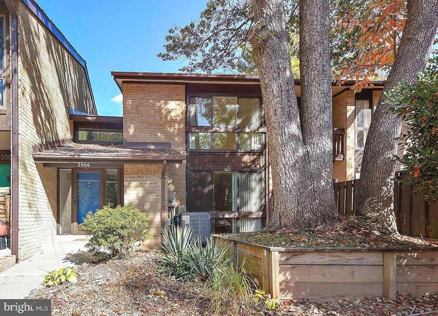 2006 Lakebreeze Way, Reston