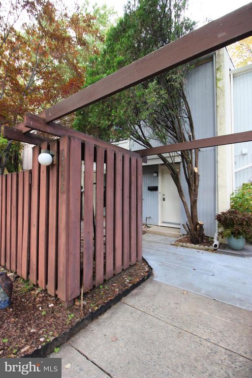 2208 Southgate Sq, Reston