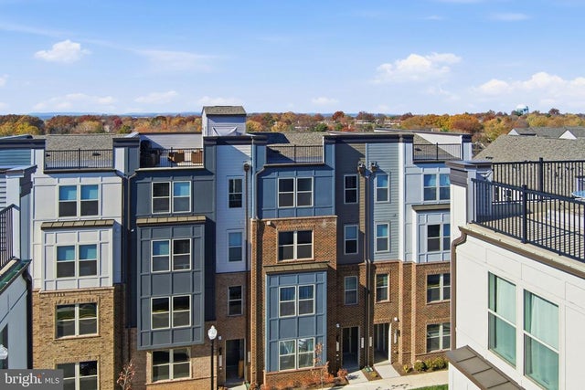 2136 Glacier Rd, Herndon