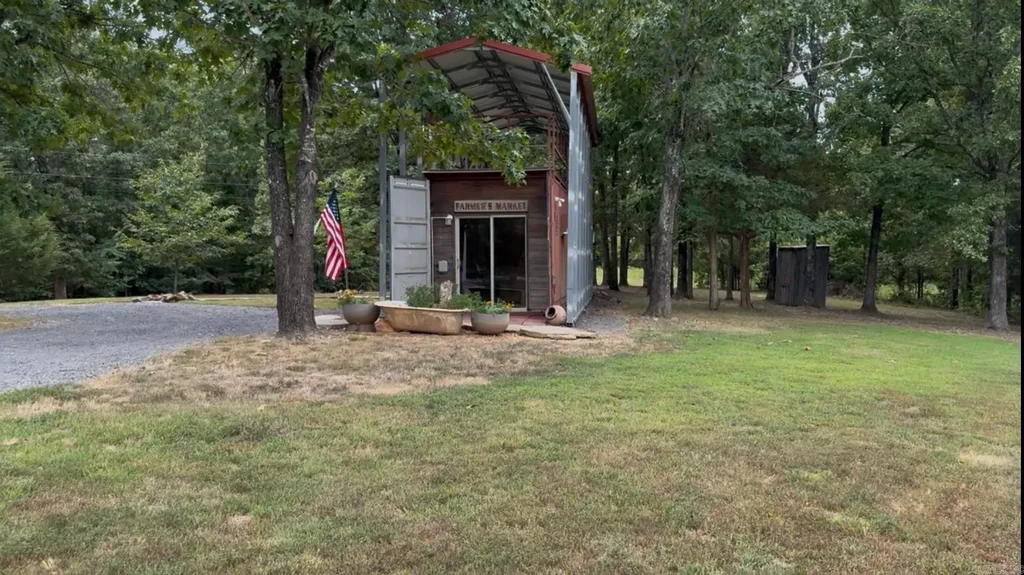 611 Fry Road, Harriet