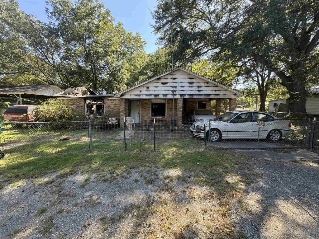 5812 Windham, White Hall