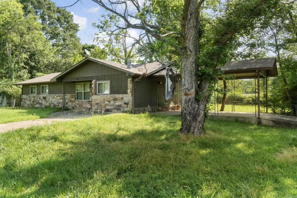 112 Cedar Crest Drive, Clinton