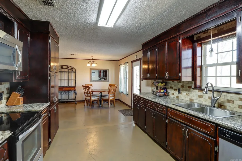 909 Miller County 18, Texarkana