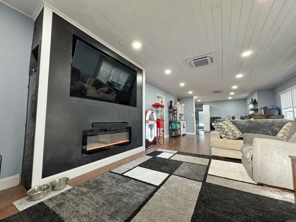 1123 N Greenwich Avenue, Russellville