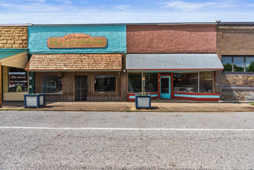 414 Main Street, Leslie