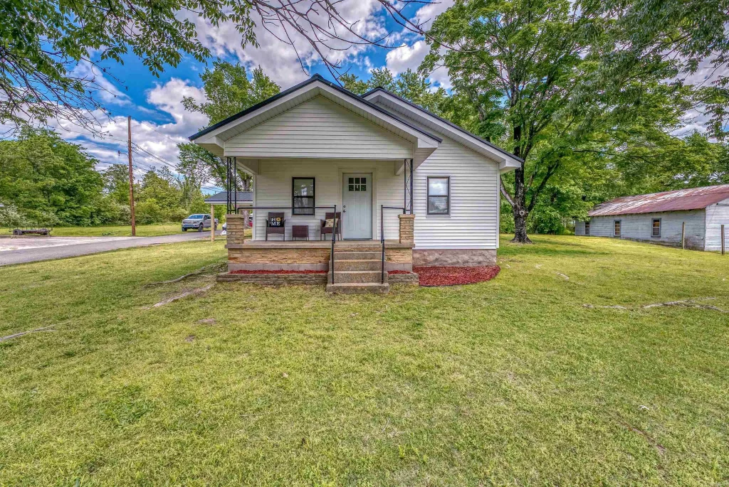 100 E College Street, Marshall