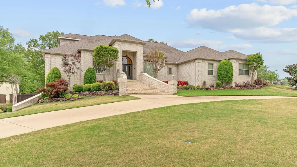 2323 Summit Oaks Cove, Jonesboro