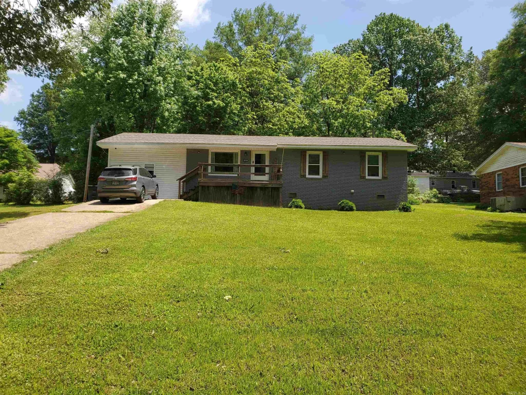 690 Redwood Drive, Piggott