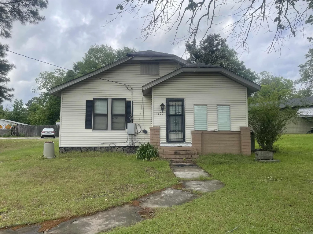 8809 270 Highway, White Hall