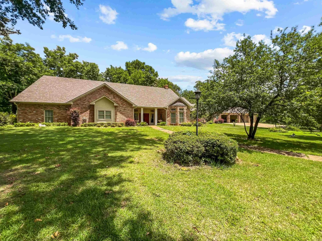 118 W Hoskins, New Boston