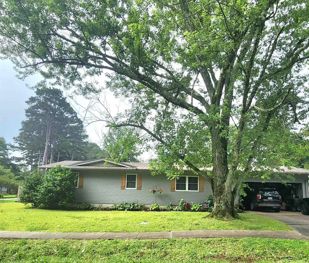 1407 W Front Street, Heber Springs