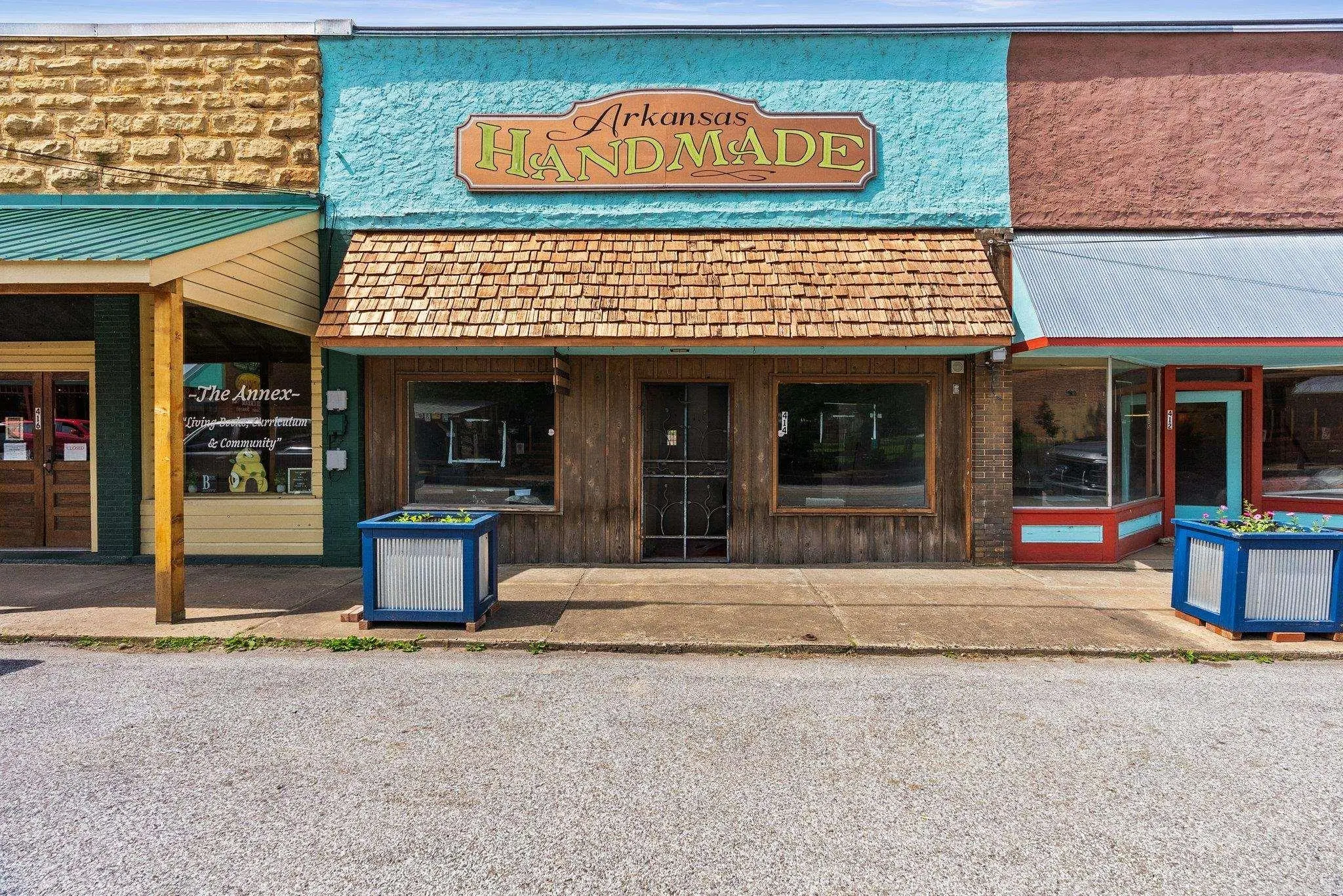 414 Main Street, Leslie