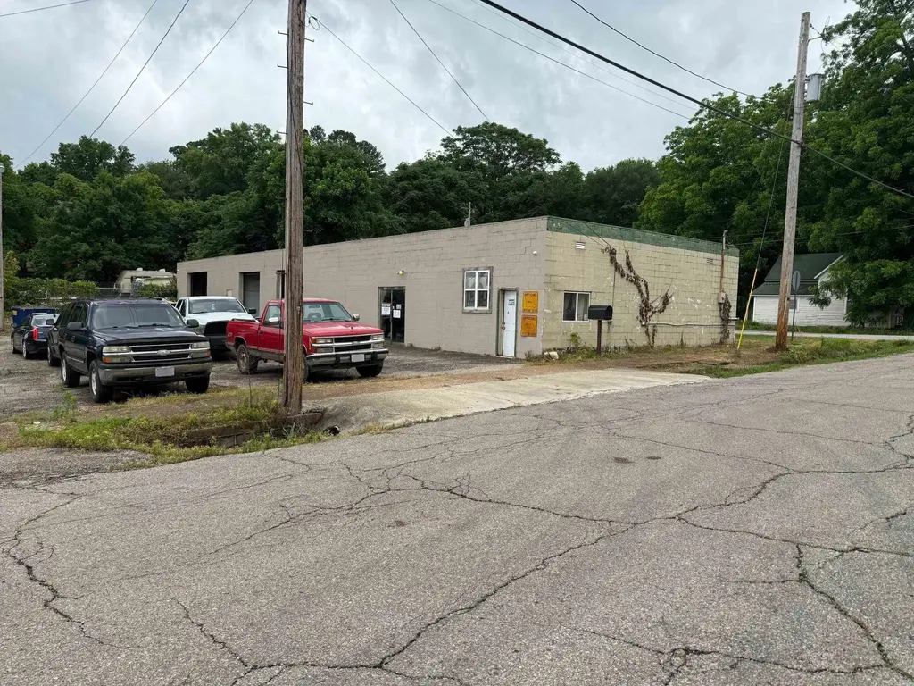103 Vine Street, Thayer
