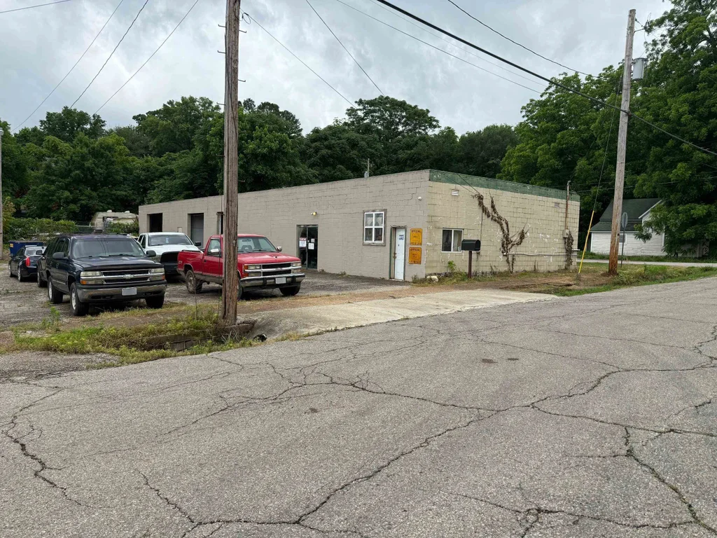 103 Vine Street, Thayer