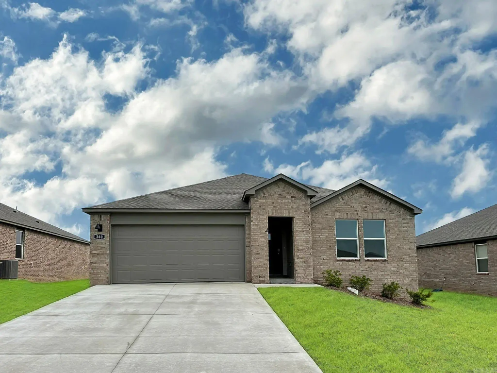 111 E Sunbelt Court, Mayflower