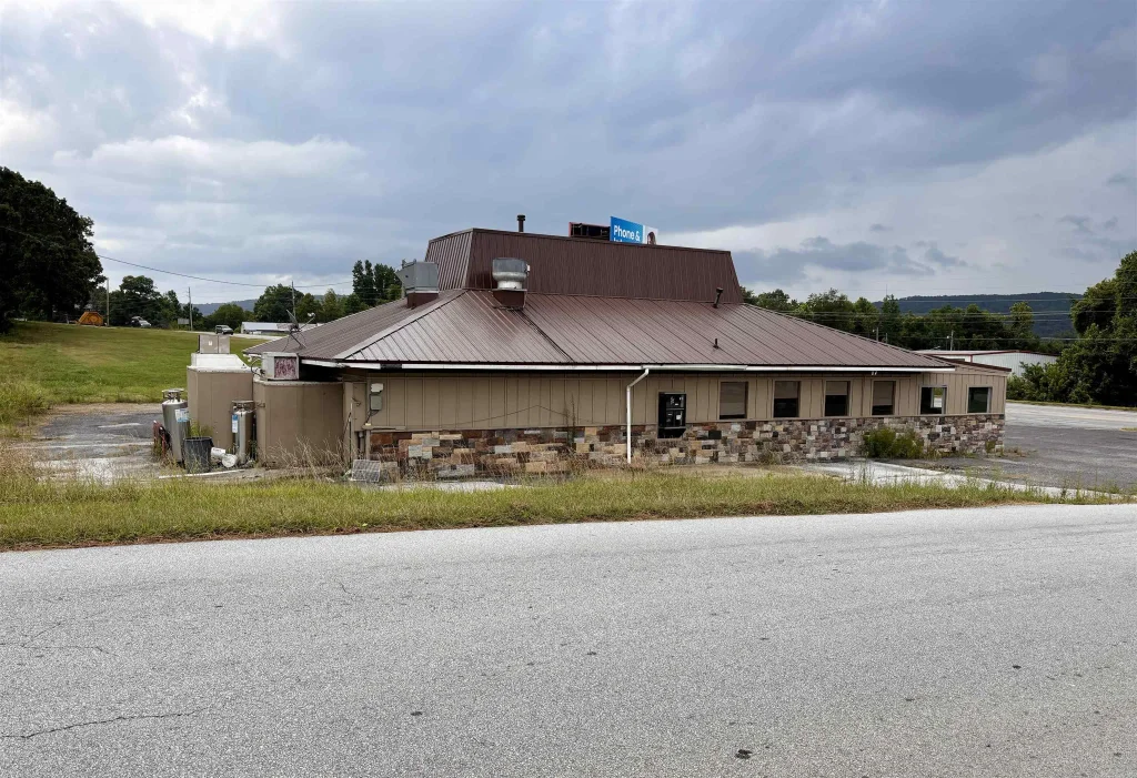 740 N Highway 65, Marshall