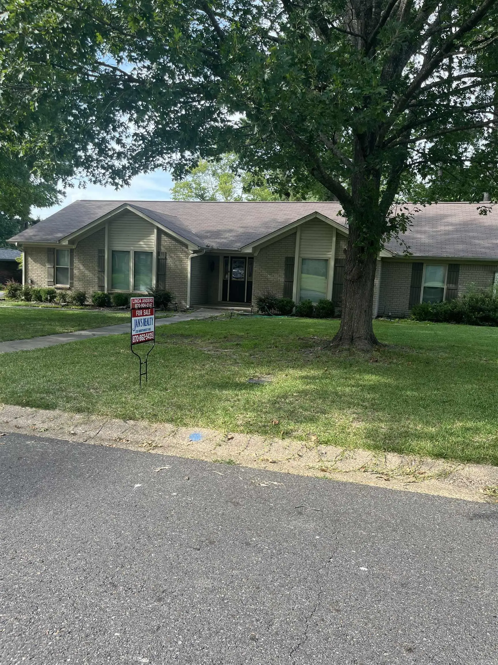 2512 Regency Streets, Magnolia