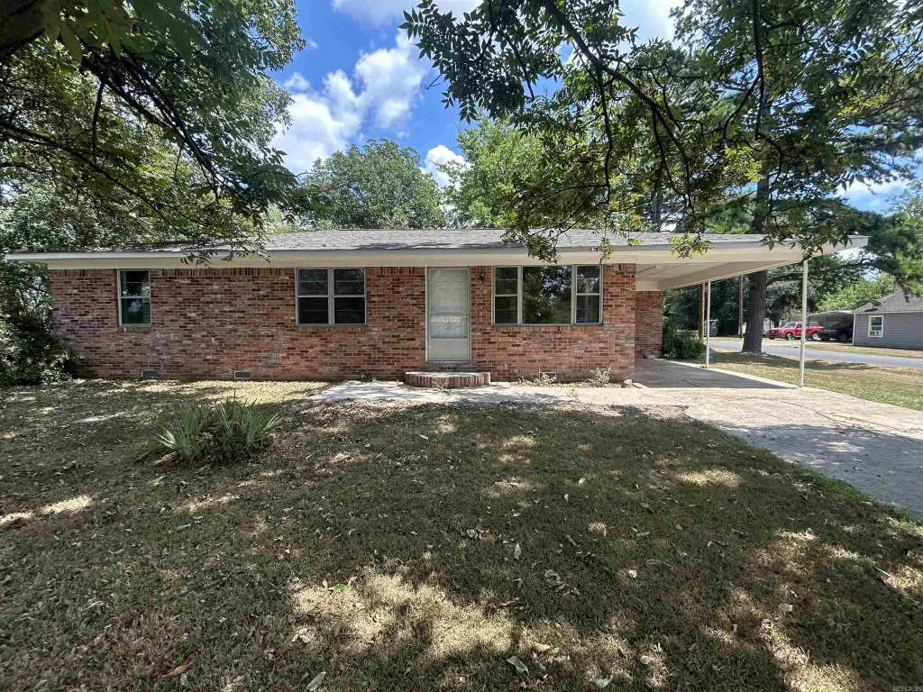 1102 N Lowe St, Stuttgart