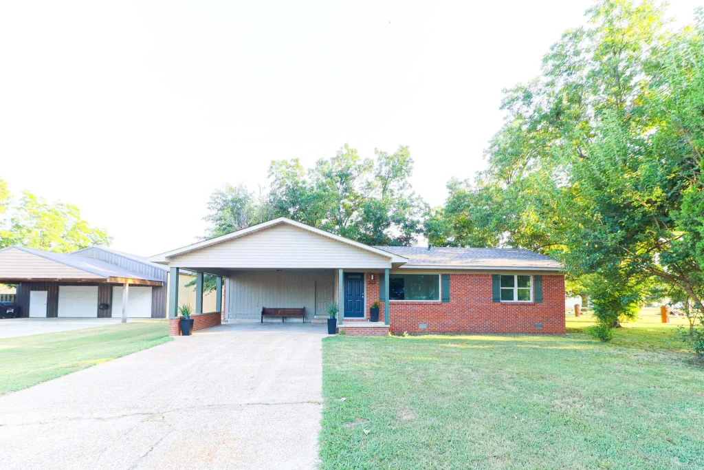 1176 Midway Road, Hoxie