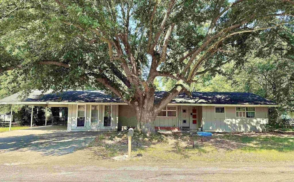 15 Maulding Drive, Dermott