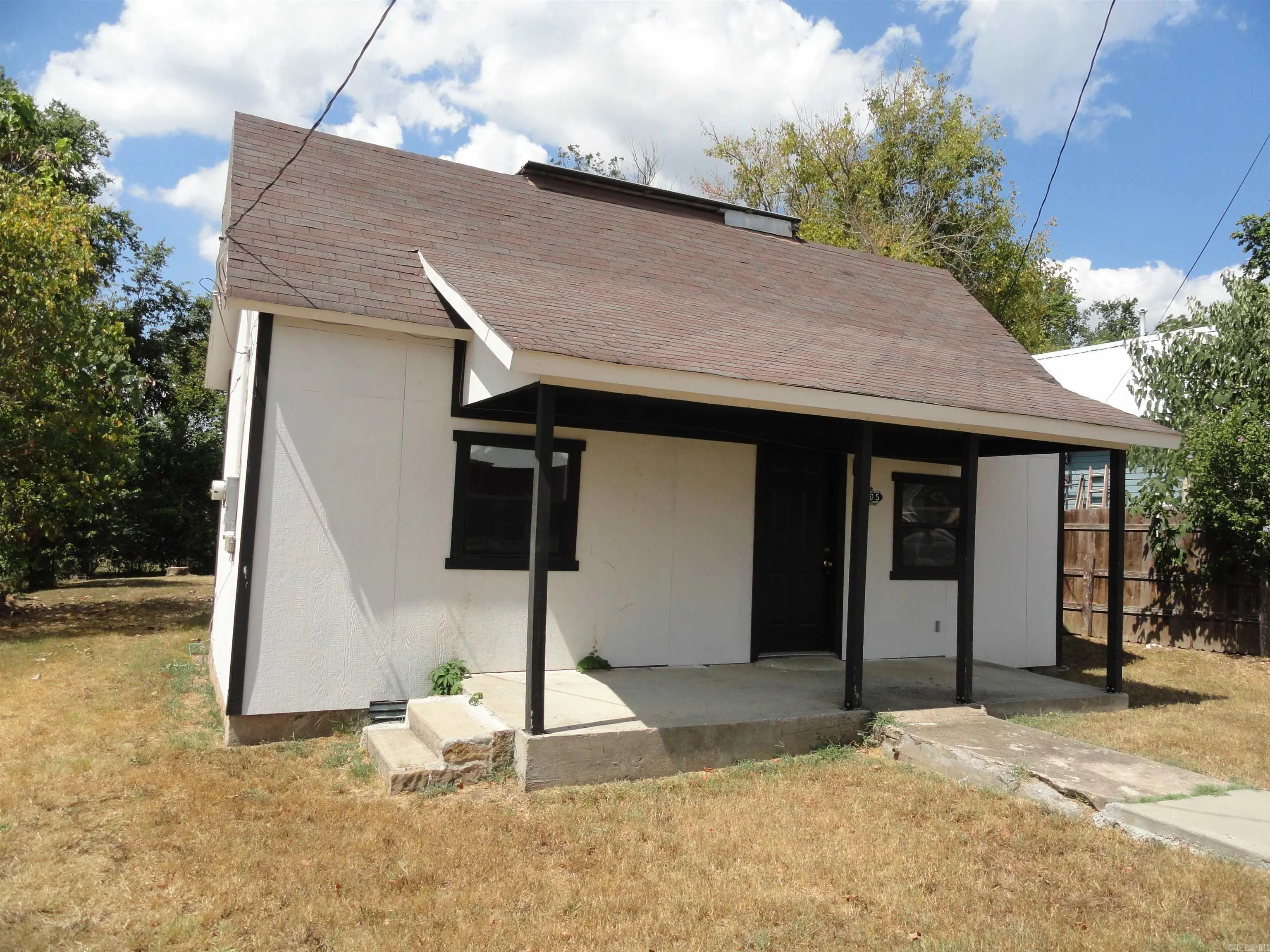 405 Oak Street, Leslie