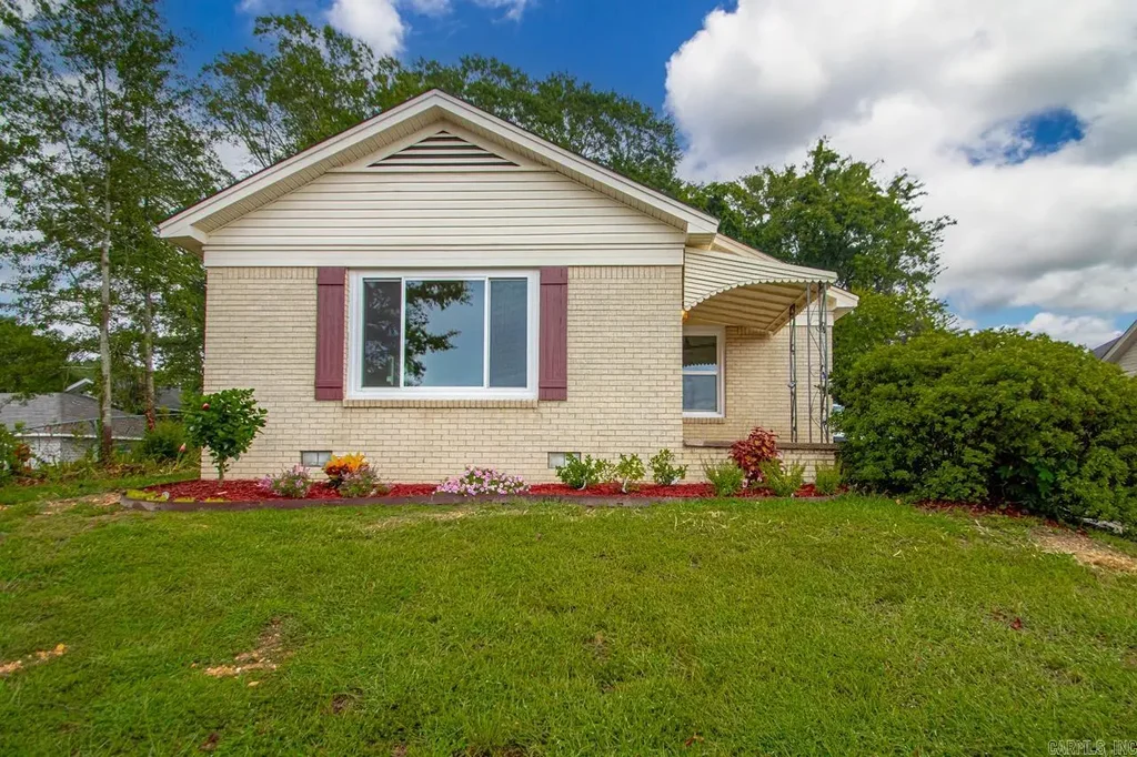 111 N 1st Street, Benton