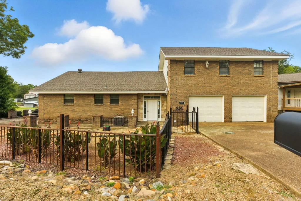 581 Charlie Stover, Royal