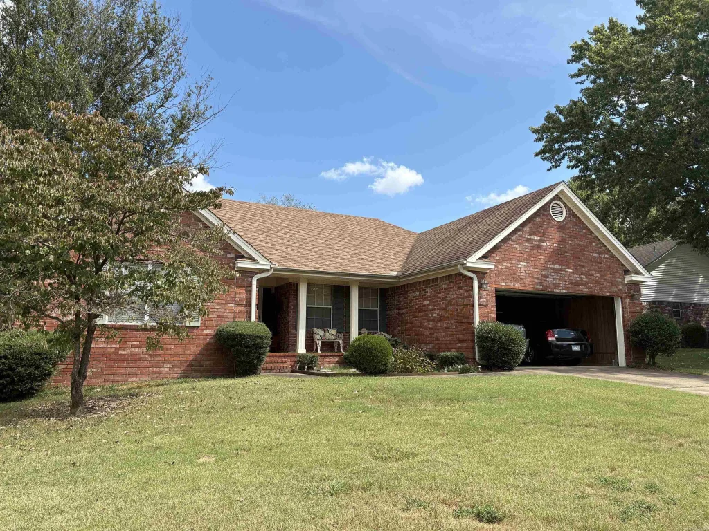 102 Live Oak Drive, Searcy