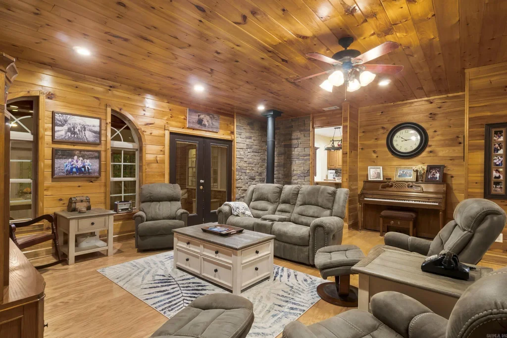 1052 Gravel Hill Road, Romance
