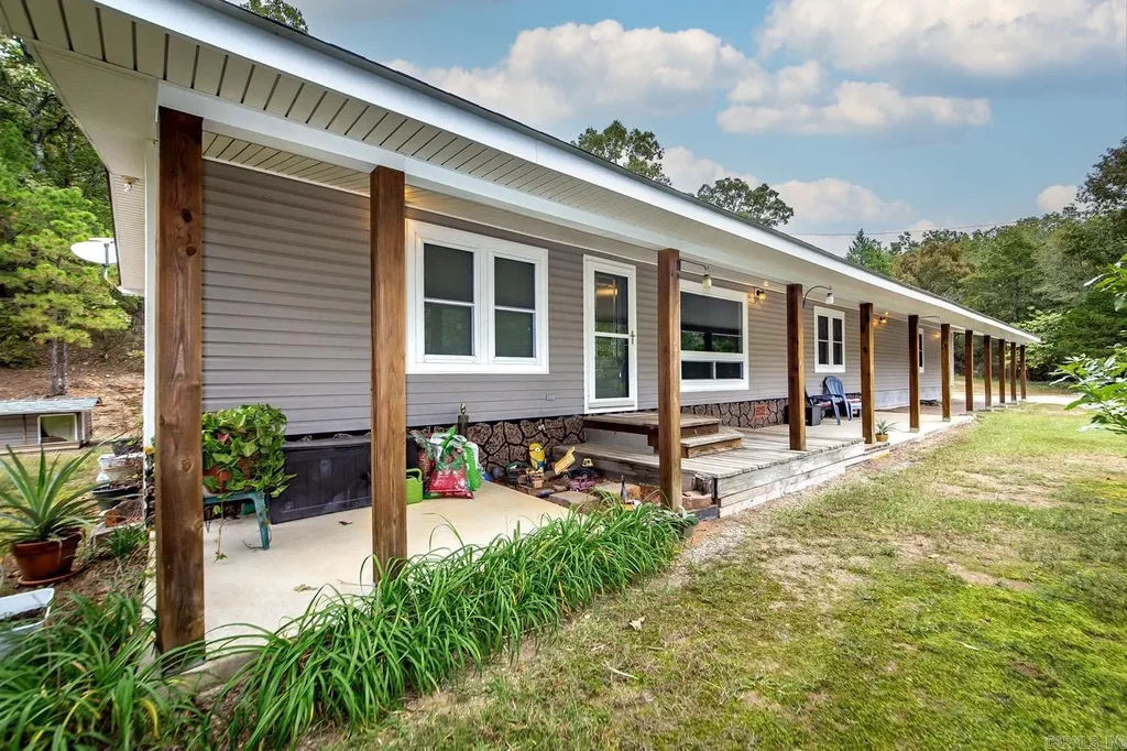 1052 Highway 8 E, Norman