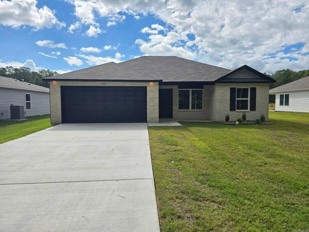 1296 Maple Street, Benton