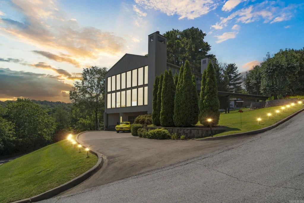 1140 E Lakefront Drive, Fayetteville